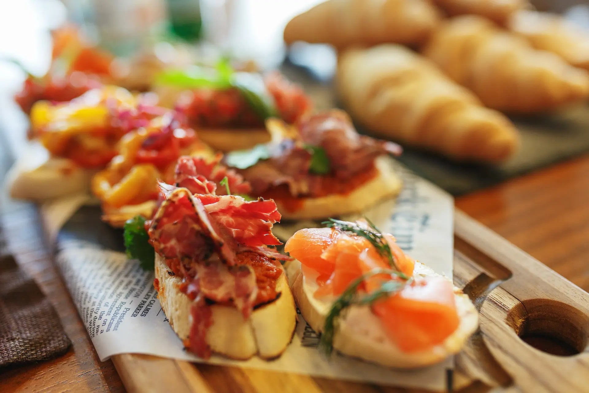 Belegtes Baguette mit Schinken und Lachs
